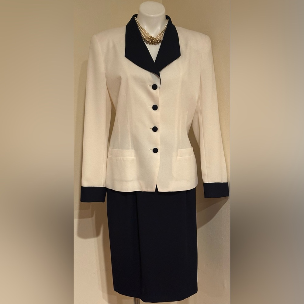CHARTER CLUB Navy Blue & Cream Skirt Set. 4 Fabric Buttons. Shoulder Pads. Sz 12